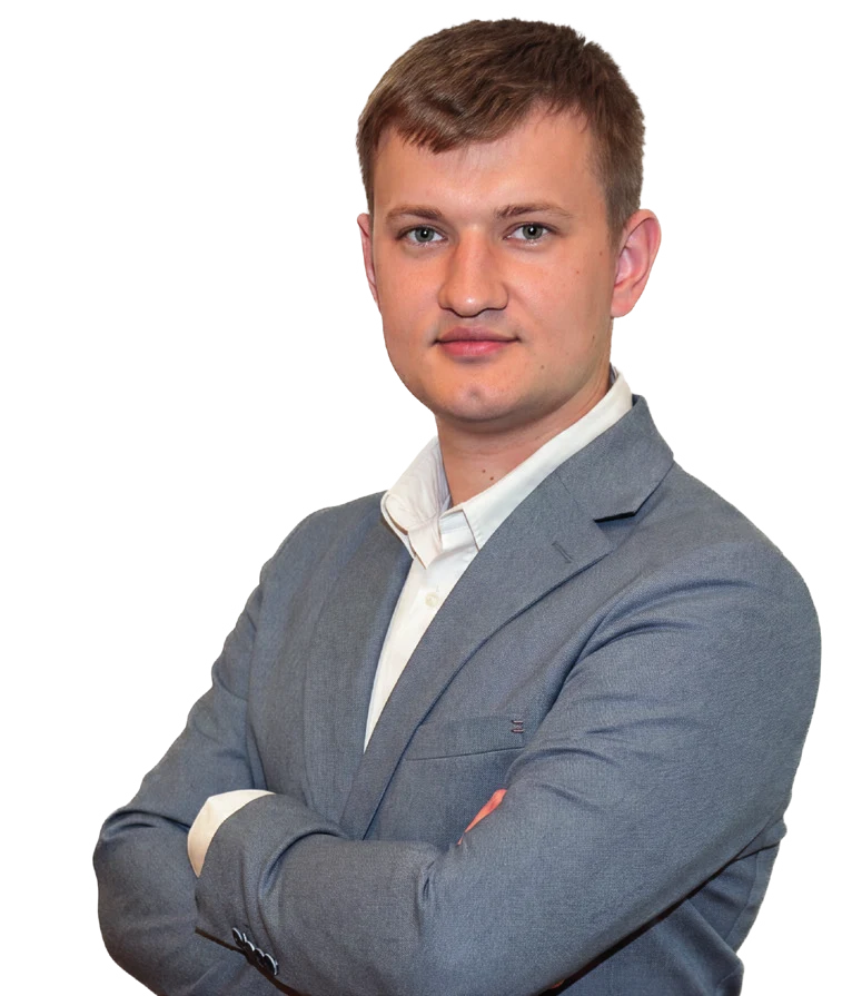 Adrian Michałek w szarej marynarce